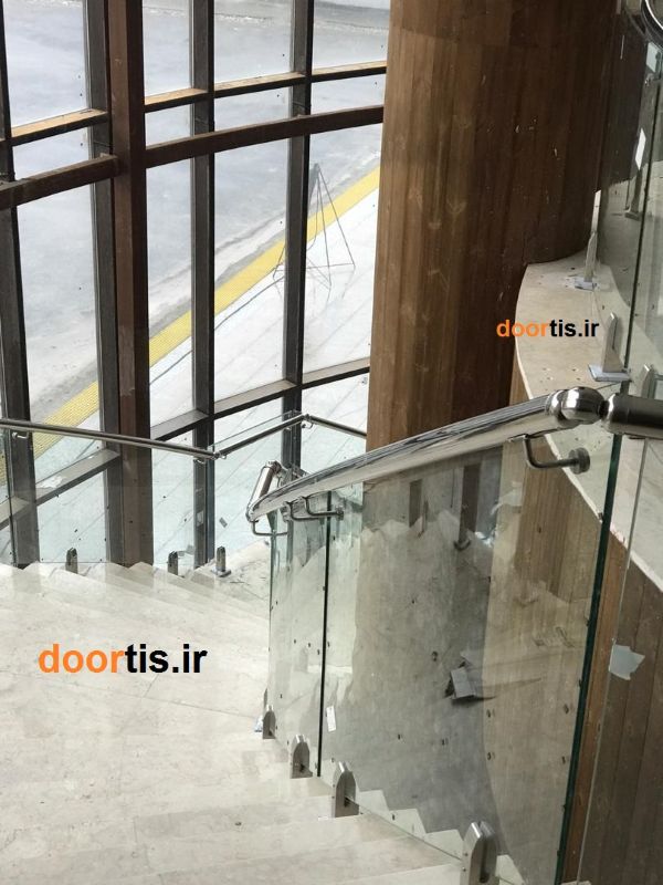نرده شیشه ای برای راه پله گرد