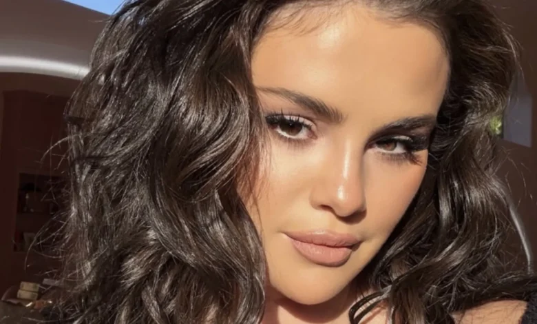 Elle est sublime Selena Gomez seduit avec un look tres solaire