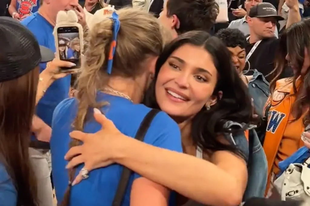 Taylor Swift Kylie Jenner hug 061126 tout 225e59da95e44be1bc75e08999e5a9a2