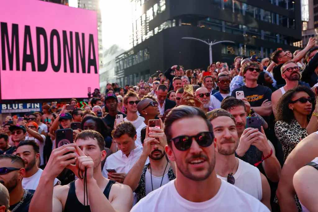 fans dance madonnas pop up 129782459