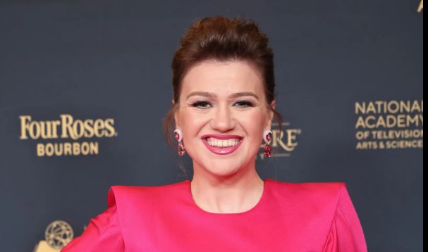 کلی کلارکسون (Kelly Clarkson) در اظهاراتی کمسابقه گفت از مجرد بودن «خیلی خوشحال» است کلی کلارکسون (Kelly Clarkson) در اظهاراتی کمسابقه گفت از مجرد بودن «خیلی خوشحال» است