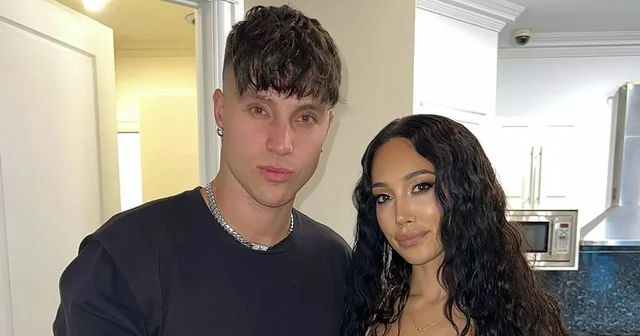 onlyfans model scarlet vas is pregnant with her v0 wvniBARQVmn V