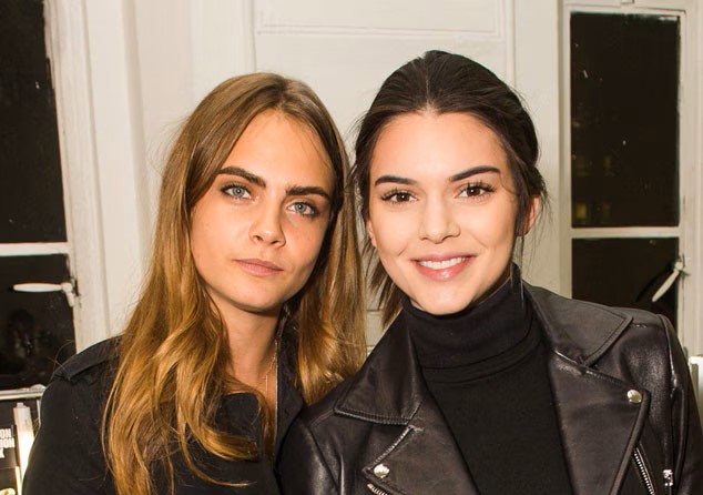 rs 634x1024 150224090418 634.Cara Delevigne Kendall Jenner JR 22415